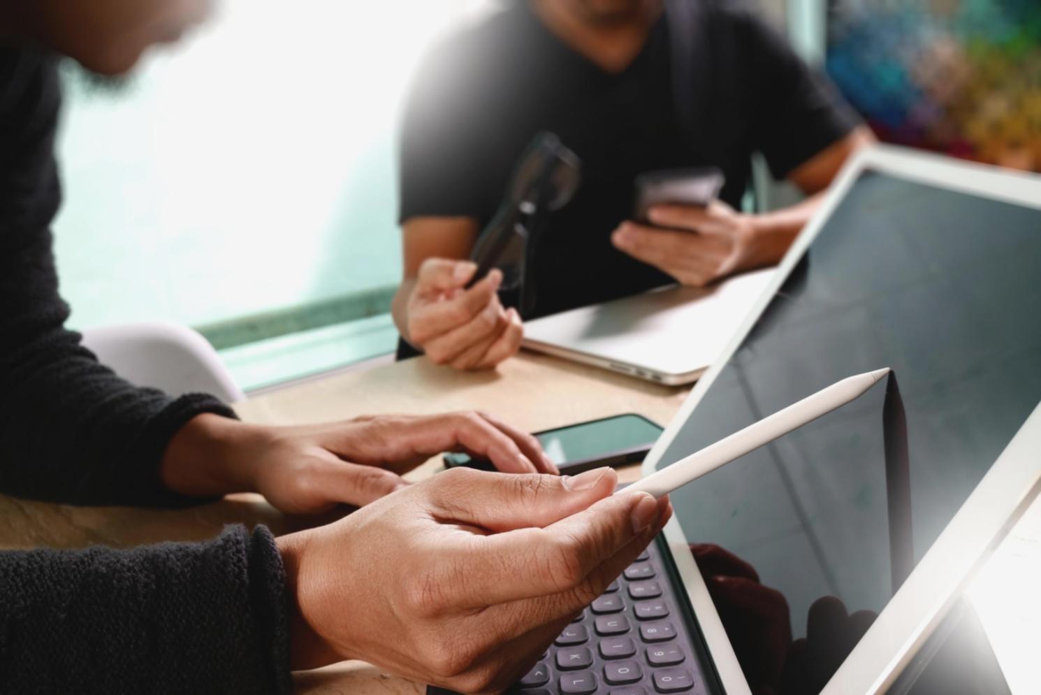 Cognix Path eğitiminden bir kare - öğrenciler mobil cihazlarıyla interaktif bir eğitim ortamında